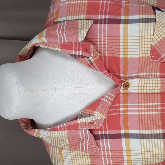 L.L.Bean pink plaid short sleeve beach cruiser button up top, size medium - Picture 2 of 12